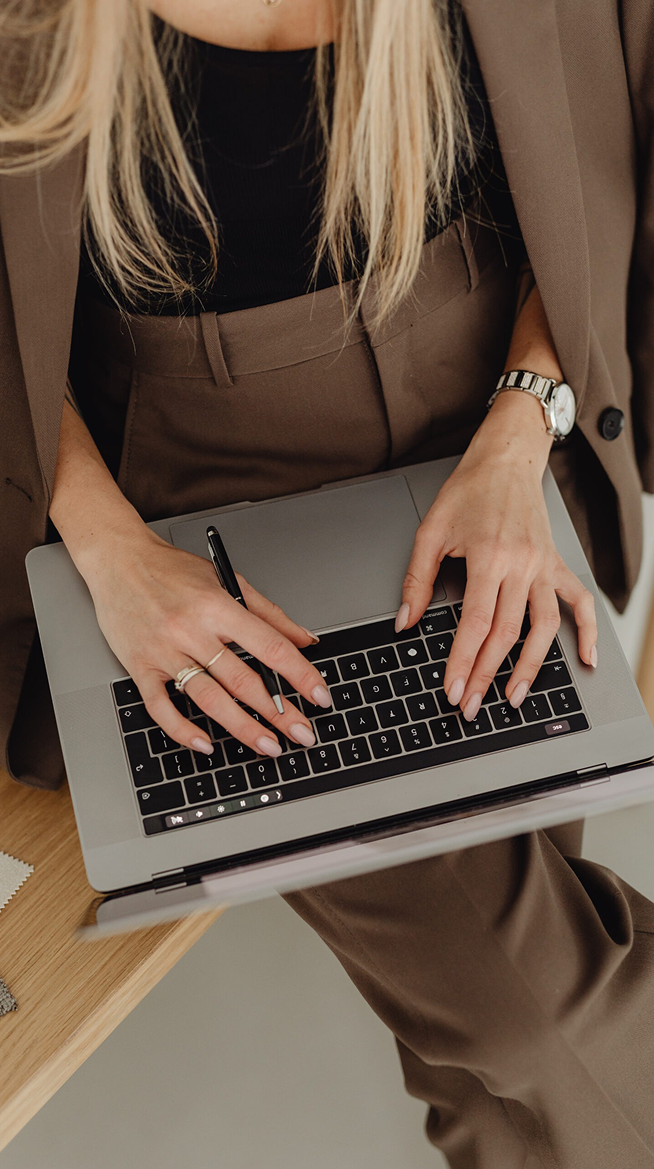 Profesional escribiendo en computadora